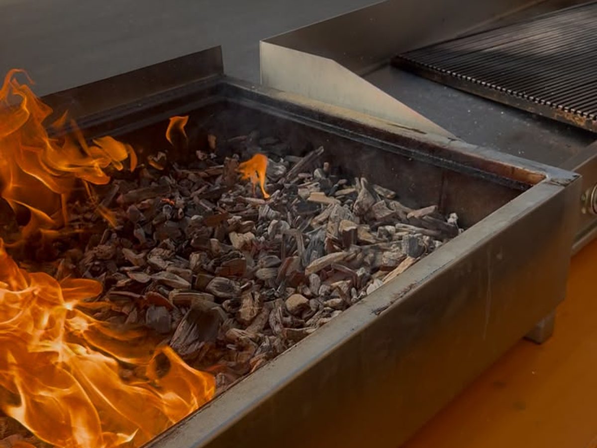 Grillstation und gedeckte Tische an einer privaten Gartenfeier